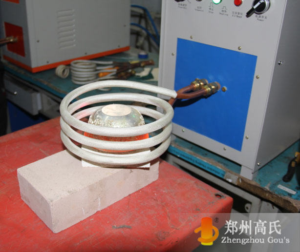 感應(yīng)加熱設(shè)備對(duì)銀碗表面進(jìn)行局部加熱